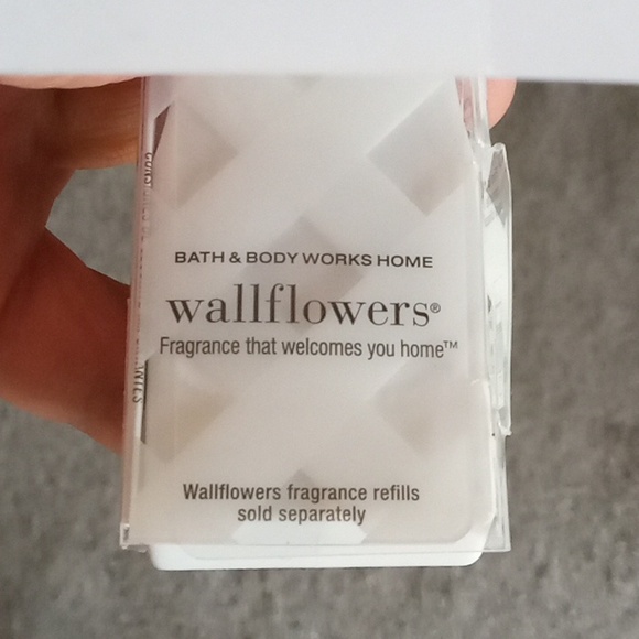 New Bath & Body Works 2023 Mrs Santa Wallflowers Fragrance Plug - Picture 7 of 7